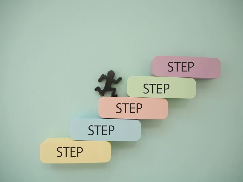 階段をステップアップしている人のイラスト